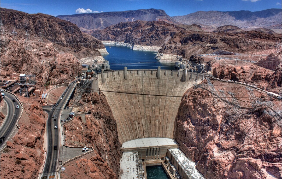 Represa Hoover (Estados Unidos) – Construída no rio Colorado, entre os estados de Nevada e Arizona, tem cerca de 221 metros de altura. Sua barragem utiliza aproximadamente 2,5 milhões de metros cúbicos de concreto. As obras começaram em 1931 e foram concluídas em 1936. Fonte: Bureau of Reclamation?