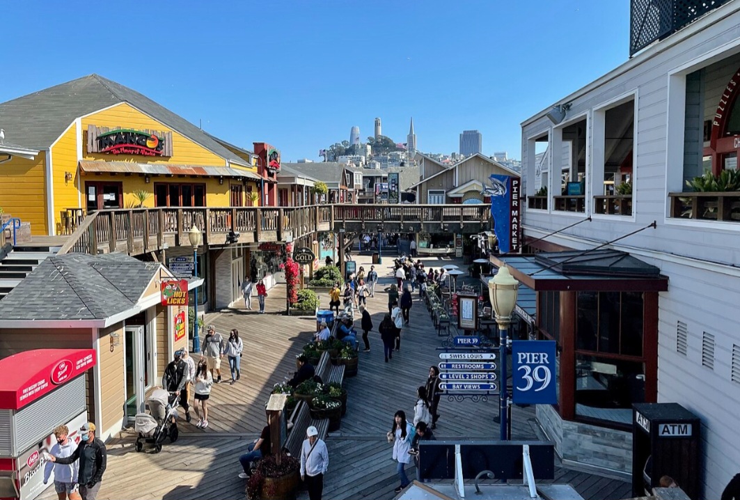 San Francisco reúne atrações como Fisherman’s Wharf, Pier 39 (foto),  Golden Gate Park e bairros históricos, recebendo visitantes de várias partes do mundo. A cidade também integra a região da Baía de San Francisco, um dos principais polos de tecnologia e inovação dos Estados Unidos.