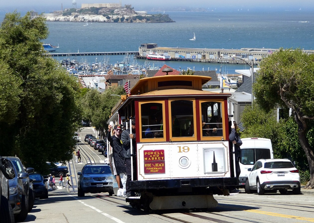 Os famosos cable cars começaram a circular em San Francisco em 1873 e continuam integrados à paisagem urbana. Além de meio de transporte, os bondes históricos tornaram-se atração turística e um dos símbolos mais tradicionais da cidade.