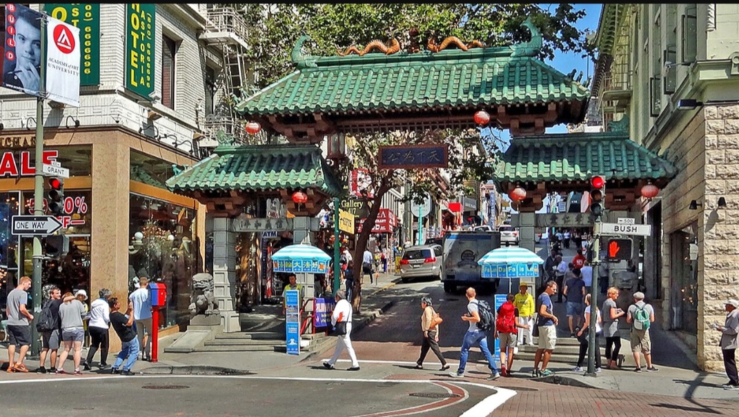 San Francisco recebeu sucessivas ondas de imigrantes que ajudaram a construir sua identidade. A Chinatown da cidade, uma das comunidades chinesas mais antigas e conhecidas da América do Norte, é um exemplo da diversidade cultural que influencia a gastronomia, a arquitetura e as tradições locais.