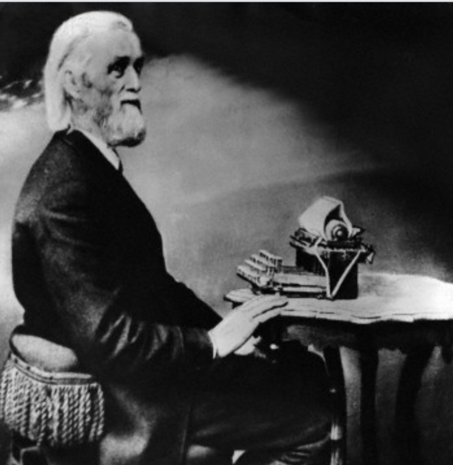 Christopher Latham Sholes (foto), Carlos Glidden e Samuel Soulé patentearam uma máquina de escrever nos Estados Unidos em 1868. Aperfeiçoado e fabricado pela empresa Remington, o equipamento começou a ser comercializado em 1874 e abriu caminho para a expansão dessa tecnologia.