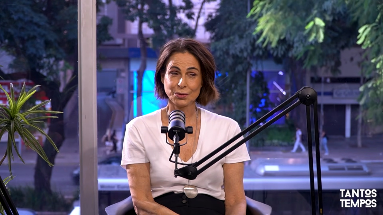 Sílvia Pfeifer participou do podcast 'Tantos Tempos', apresentado por Candice Pomi, relembrou o fim do casamento de 44 anos com o empresário Nélson Chamma Júnior e falou sobre o impacto emocional de se divorciar aos 62 anos. A atriz e modelo contou detalhes sobre a separação, o processo de reconstrução pessoal e sobre o relacionamento atual. 
 -  (crédito: Reprodução Youtube)