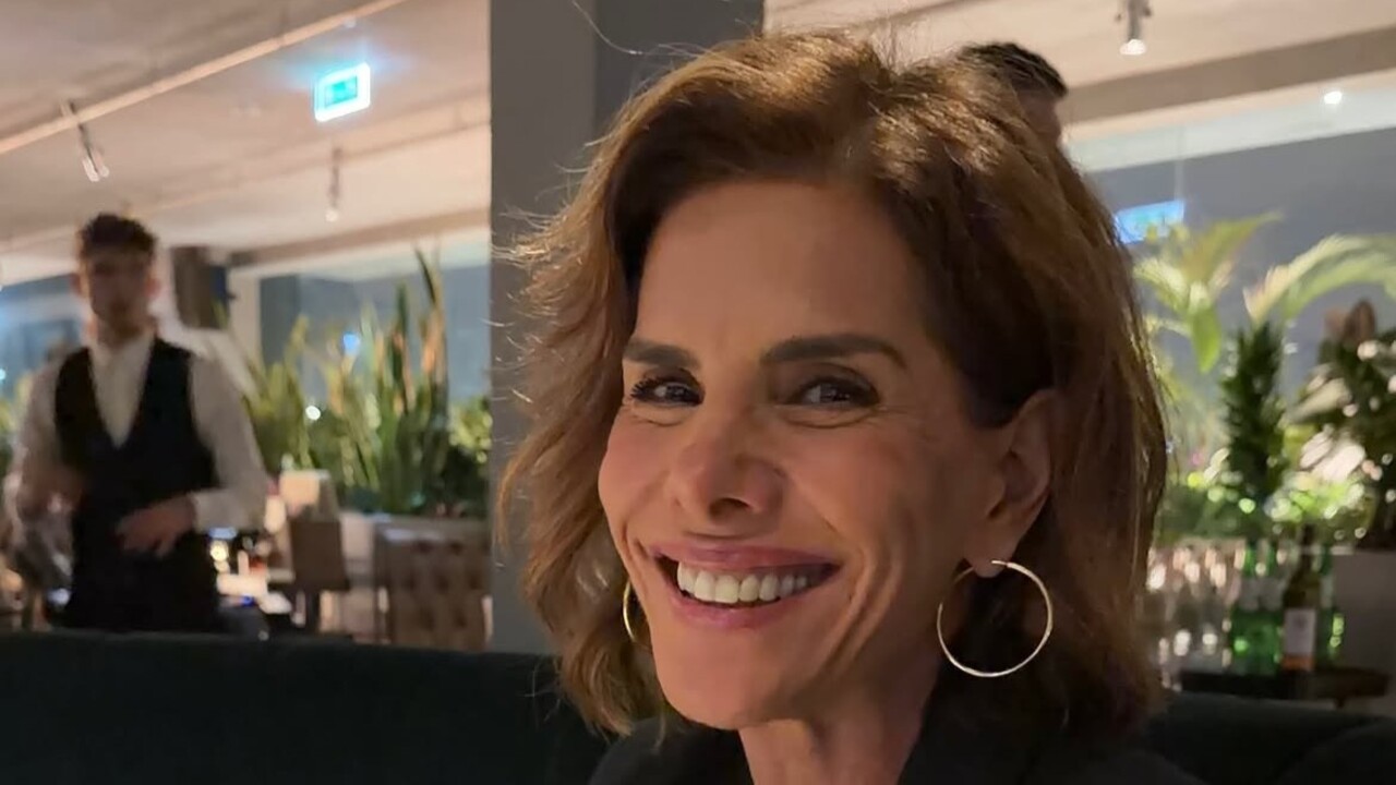A estreia como atriz na televisão aconteceu em 1990, na minissérie 