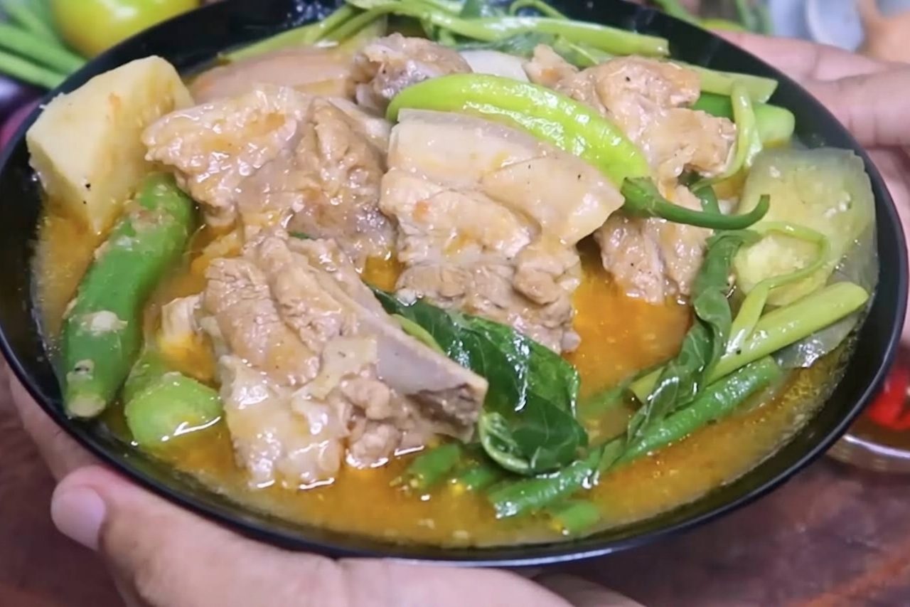 6º) Sinigang na baboy (Filipinas): O sinigang na baboy é uma sopa filipina feita com carne de porco e um caldo marcado pelo sabor azedo. Tamarindo é um dos ingredientes mais tradicionais para conferir essa acidez, embora outras frutas também possam ser utilizadas. Legumes como rabanete, quiabo, berinjela e vagem costumam completar a receita.
