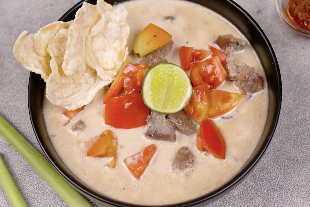 3º) Soto Betawi (Indonésia): Essa é uma sopa tradicional de Jacarta preparada com carne bovina e um caldo rico, que pode levar leite de coco ou leite, além de especiarias. O resultado é uma combinação cremosa e aromática, geralmente acompanhada de tomate, batata e outros complementos. É um dos pratos mais conhecidos da culinária betawi.