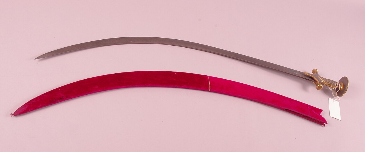 Algumas espadas feitas com esse aço exibiam linhas onduladas que lembravam água corrente. O desenho está ligado à estrutura formada no metal durante a produção e a forja. Ele ajudou a tornar essas lâminas reconhecíveis, além de alimentar sua fama.