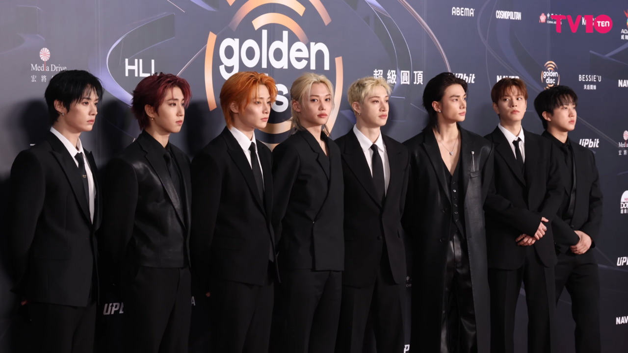 O Stray Kids encerrou a noite como headliner do quinto dia do festival. O grupo, que é formado por oito integrantes, Bang Chan, Lee Know, Changbin, Hyunjin, Han, Felix, Seungmin e I.N, surgiu a partir de um programa de televisão exibido pela Mnet em 2017, que acompanhava os trainees da JYP Entertainment durante o processo de criação do grupo. 
