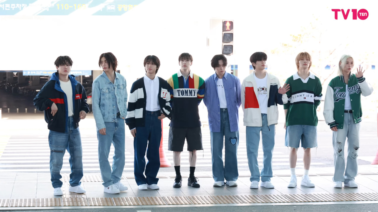 O Stray Kids acumula uma sequência de recordes na Billboard 200. O álbum “Karma”, lançado em agosto de 2025, tornou o grupo o primeiro artista da história a levar os sete primeiros lançamentos da carreira ao topo da parada americana. O mixtape “Do It”, lançado em novembro de 2025, ampliou a marca para oito lançamentos consecutivos no primeiro lugar. 
