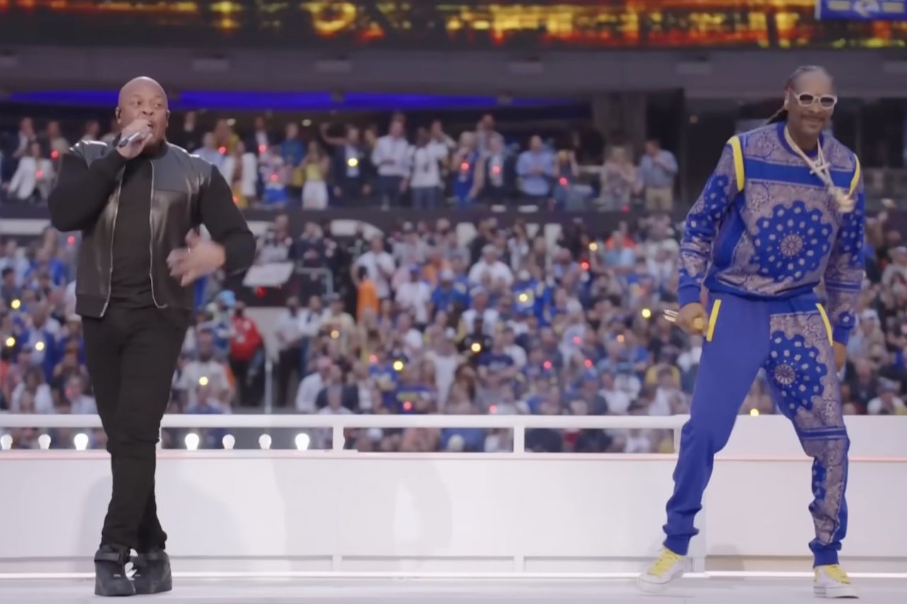 A vitória também marcou um feito raro na história do prêmio, já que foi apenas a segunda vez que uma apresentação do intervalo do Super Bowl conquistou a categoria de direção. A primeira ocorreu em 2022, quando o espetáculo reuniu Dr. Dre, Snoop Dogg, Mary J. Blige, Eminem, Kendrick Lamar e 50 Cent.