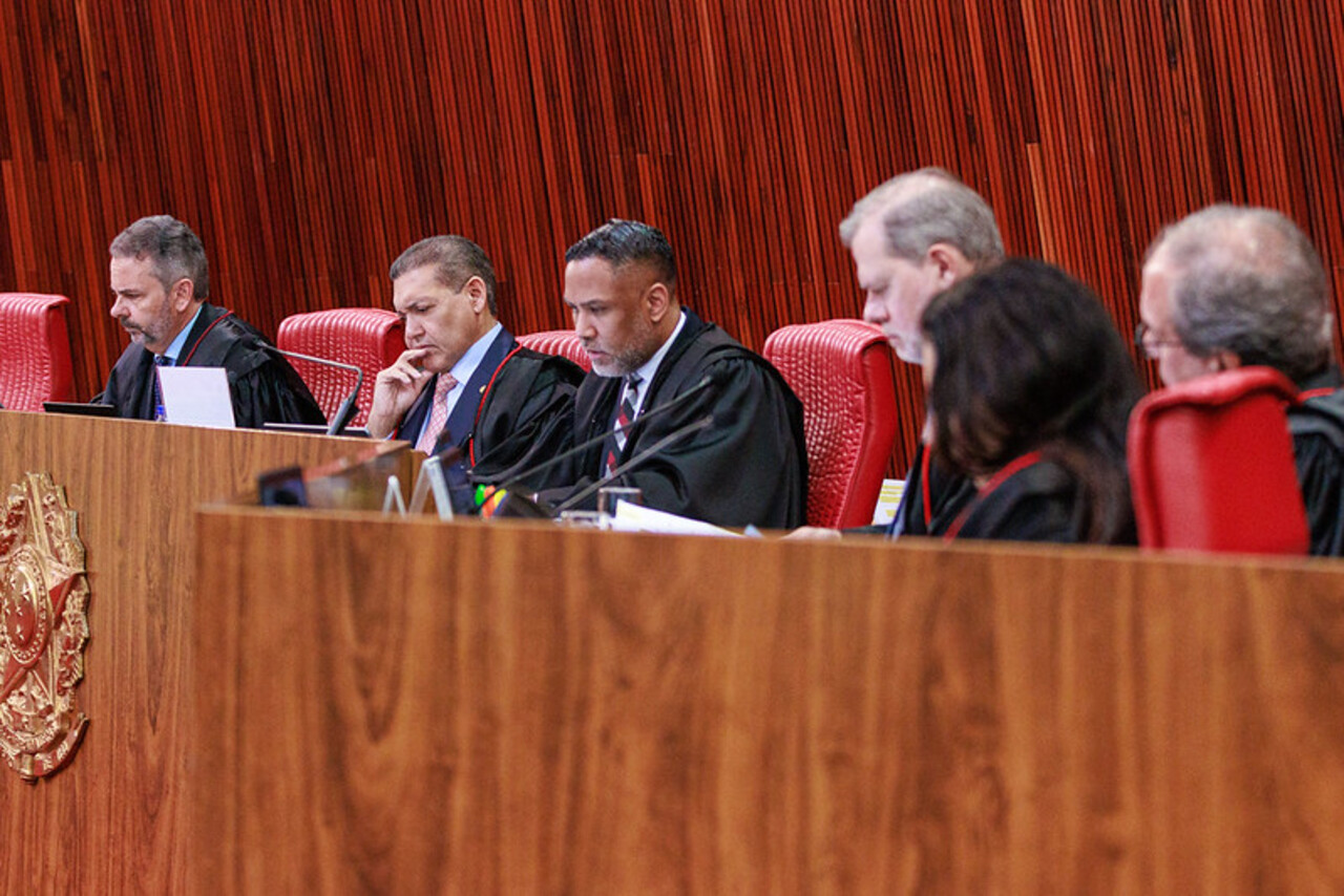 Pelo entendimento firmado pela Corte, a utilização de inteligência artificial, por si só, não basta para configurar o ilícito eleitoral. O conteúdo precisa apresentar características que possam levar o eleitor a acreditar que uma situação fictícia é verdadeira. A regra alcança materiais que reproduzam ou alterem a imagem, a voz ou manifestações de pessoas vivas, mortas ou fictícias. A decisão foi tomada pela maioria dos ministros (5 votos a 2).
