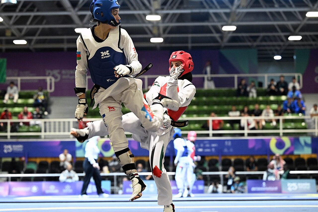O taekwondo é uma arte marcial de origem sul-coreana que combina técnicas de defesa pessoal, golpes com os pés e movimentos rápidos de ataque. A modalidade ganhou espaço no cenário esportivo internacional e integra o programa dos Jogos Olímpicos desde Sydney 2000.