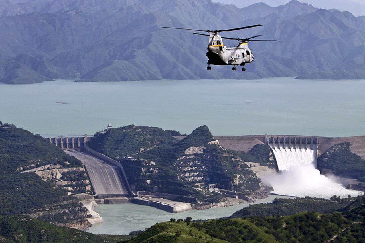 Represa de Tarbela  (Paquistão), no Rio Indo: É a maior represa de terra e rocha do mundo, com 143 metros de altura e capacidade de 4.888 megawatts. Crucial para irrigação, controle de enchentes e geração de energia, abastece quase 20% da eletricidade do país. A construção causou perda de zonas úmidas, florestas e pastagens.