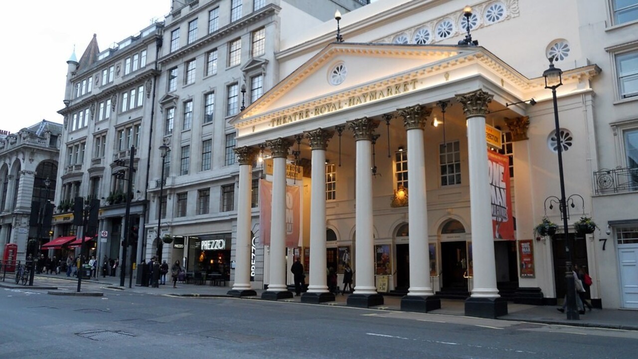 Uma apresentação pública da peça, feita por razões de direitos autorais, ocorreu no Haymarket Theatre, em Londres, poucos dias antes da publicação. A primeira encenação teatral completa aconteceu no Hoftheater de Stuttgart, na Alemanha, em janeiro de 1900, seguida por montagens em Copenhague, Helsinque, Cristiânia (atual Oslo), Estocolmo e Berlim ainda naquele ano. 
