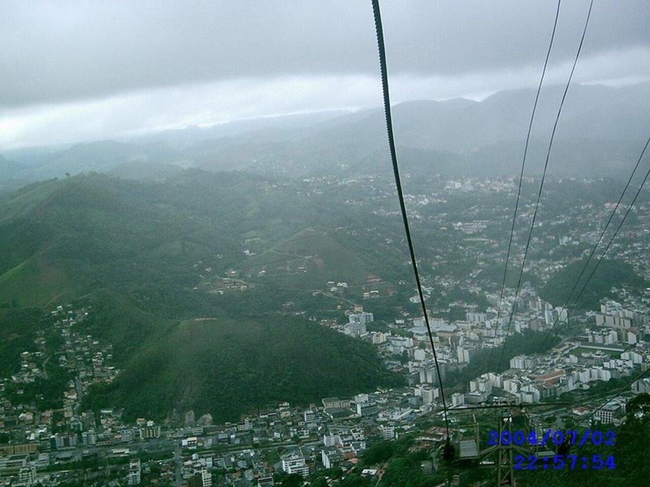 Um dos principais cartões-postais de Nova Friburgo, a Praça do Suspiro é o ponto de partida do teleférico que sobe o Morro da Cruz em dois estágios e proporciona vista panorâmica da cidade. O entorno reúne atrações como o Teatro Municipal e a Capela de Santo Antônio.