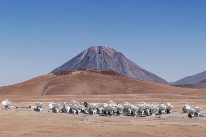Telescópios da ALMA ficam posicionados pelo platô Chajnantor, no deserto do Atacama, Chile – Otarola/ESO/Divulgação