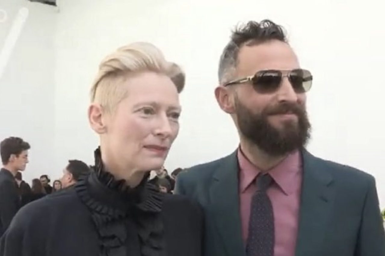 Tilda Swinton e Sandro Kopp (18 anos de diferença): A atriz nasceu em 5 de novembro de 1960, enquanto Sandro Kopp, que é artista visual e pintor, nasceu em 1978. Os dois se conheceram em 2004, durante as filmagens de 