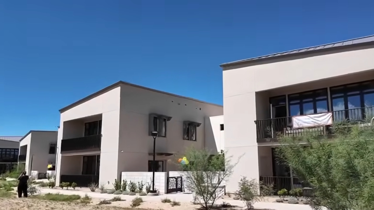 Palmdale fica a cerca de 100 quilômetros ao norte de Los Angeles, região que pertence ao condado de Los Angeles, onde está o maior número de crianças sob custódia do estado. No sistema tradicional de acolhimento temporário dos Estados Unidos, a criança passa a morar na casa de uma família inscrita no programa de lares temporários. 

