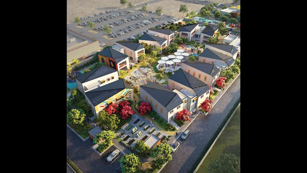 Além das 12 casas, o complexo conta com áreas de uso comum, como parquinhos e espaços destinados ao atendimento dos moradores. A vila também possui escritórios para serviços de apoio às famílias. Uma equipe própria oferece orientação sobre questões legais relacionadas ao acolhimento e acompanha os responsáveis durante o processo. 
