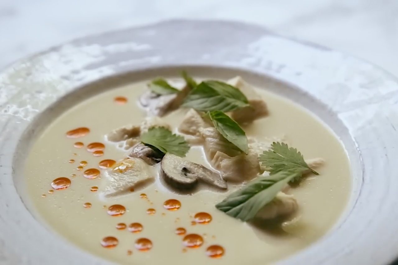 7º) Tom kha gai (Tailândia): A tom kha gai é uma sopa tailandesa que combina frango, leite de coco, galanga, capim-limão e folhas de limão-kaffir. O caldo reúne sabores cremosos, aromáticos, ácidos e levemente picantes. É um prato bastante conhecido fora da Tailândia e costuma ser servido com arroz.