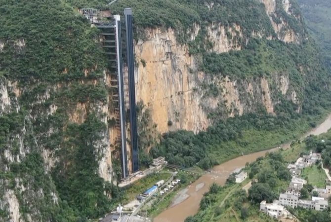 Trajeto escolar que era feito a pé entre penhascos ganha elevadores e passa a durar apenas meia hora na China