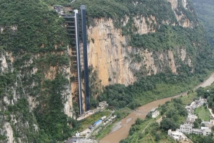Trajeto escolar que era feito a pé entre penhascos ganha elevadores e passa a durar apenas meia hora em Yunnan, na China – Reprodução/CCTV
