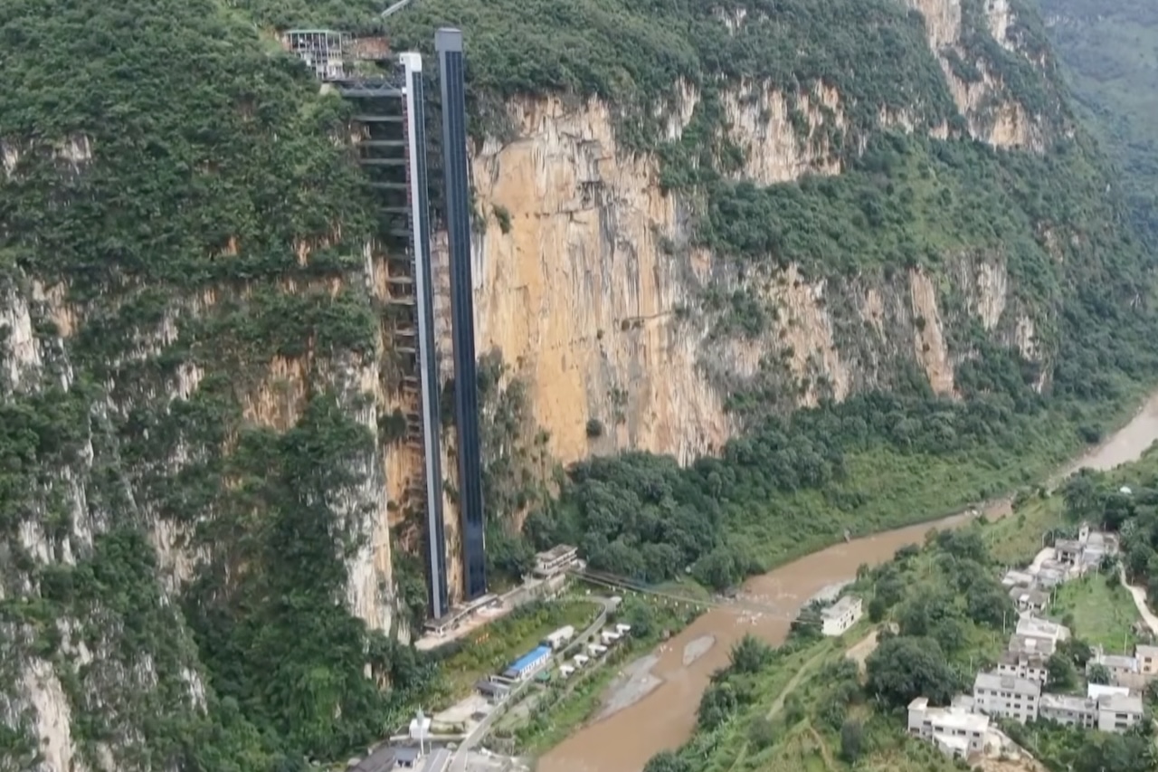 Trajeto escolar que era feito a pé entre penhascos ganha elevadores e passa a durar apenas meia hora em Yunnan, na China – Reprodução/CCTV