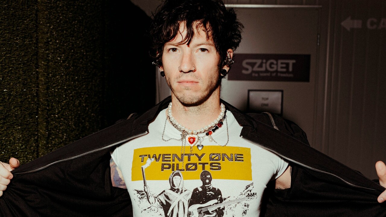 Em 2011, Nick Thomas e Chris Salih deixaram o grupo para seguir outros caminhos profissionais. O baterista Josh Dun assumiu o posto e passou a formar, ao lado de Tyler Joseph, a dupla que existe até hoje. Ainda naquele ano, o Twenty One Pilots lançou o álbum 