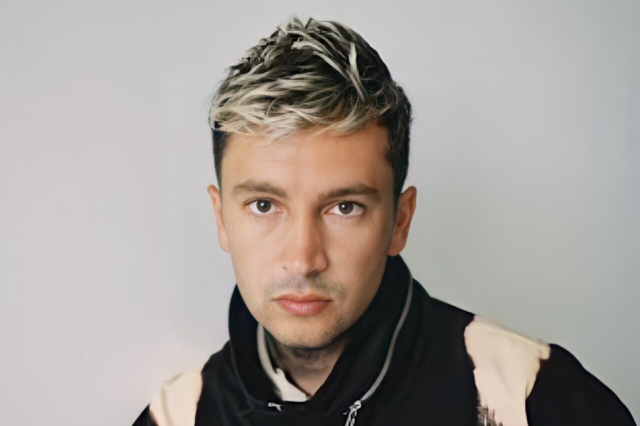 O Twenty One Pilots surgiu em Columbus, Ohio, nos Estados Unidos, em 2009, sob a liderança do vocalista Tyler Joseph. A formação original também contava com Nick Thomas e Chris Salih, colegas de Joseph. O trio lançou um álbum autointitulado ainda no ano de fundação do grupo.
