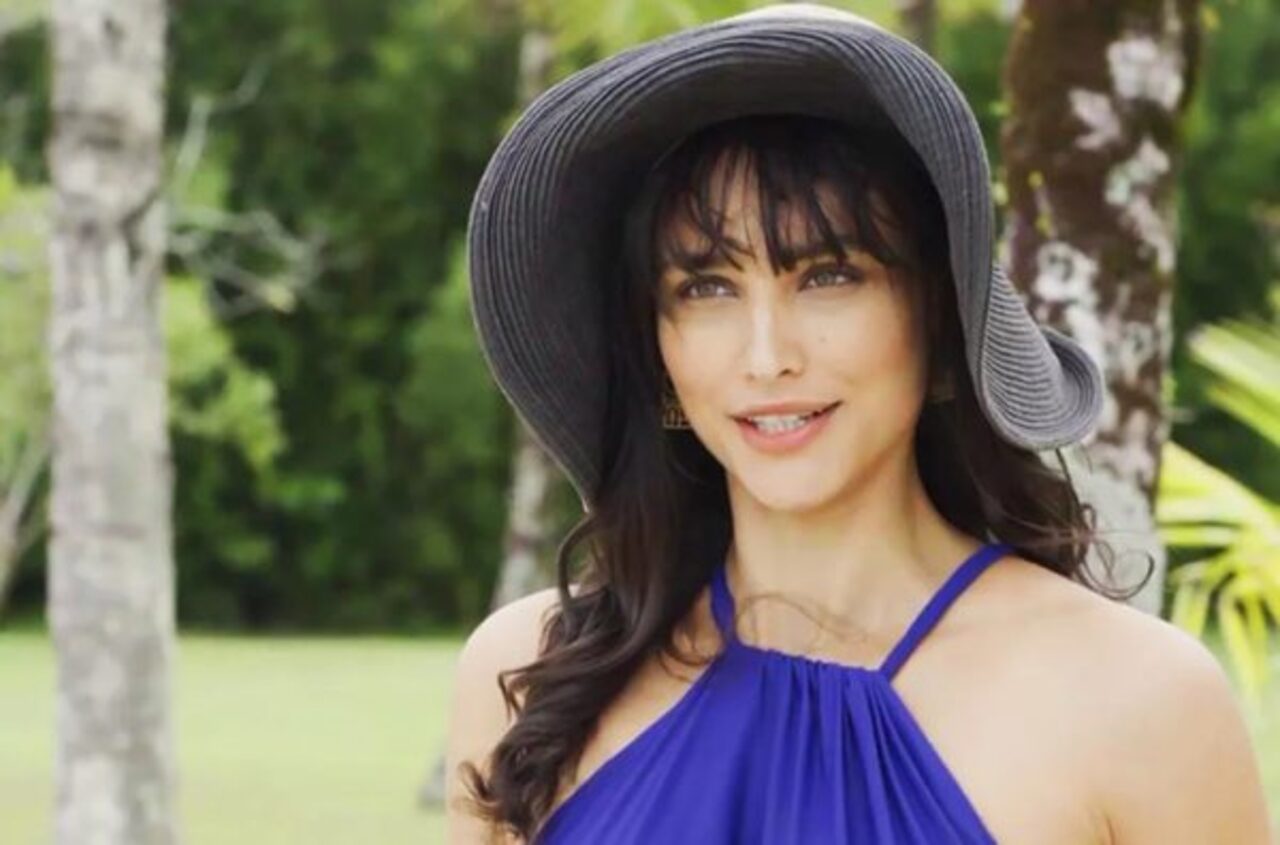 Paralelamente aos trabalhos em novelas, Débora também construiu uma filmografia no cinema. Entre suas participações estão “Budapeste”, adaptação do romance de Chico Buarque, “Rio, Eu Te Amo” e “Pacificado”, produção dirigida por Paxton Winters. A atriz também passou a investir em séries e produções para plataformas de streaming. Um dos trabalhos dessa fase foi “Olhar Indiscreto”, série da Netflix lançada em 2023, na qual interpretou Miranda, uma hacker envolvida em uma trama de suspense. Na tele