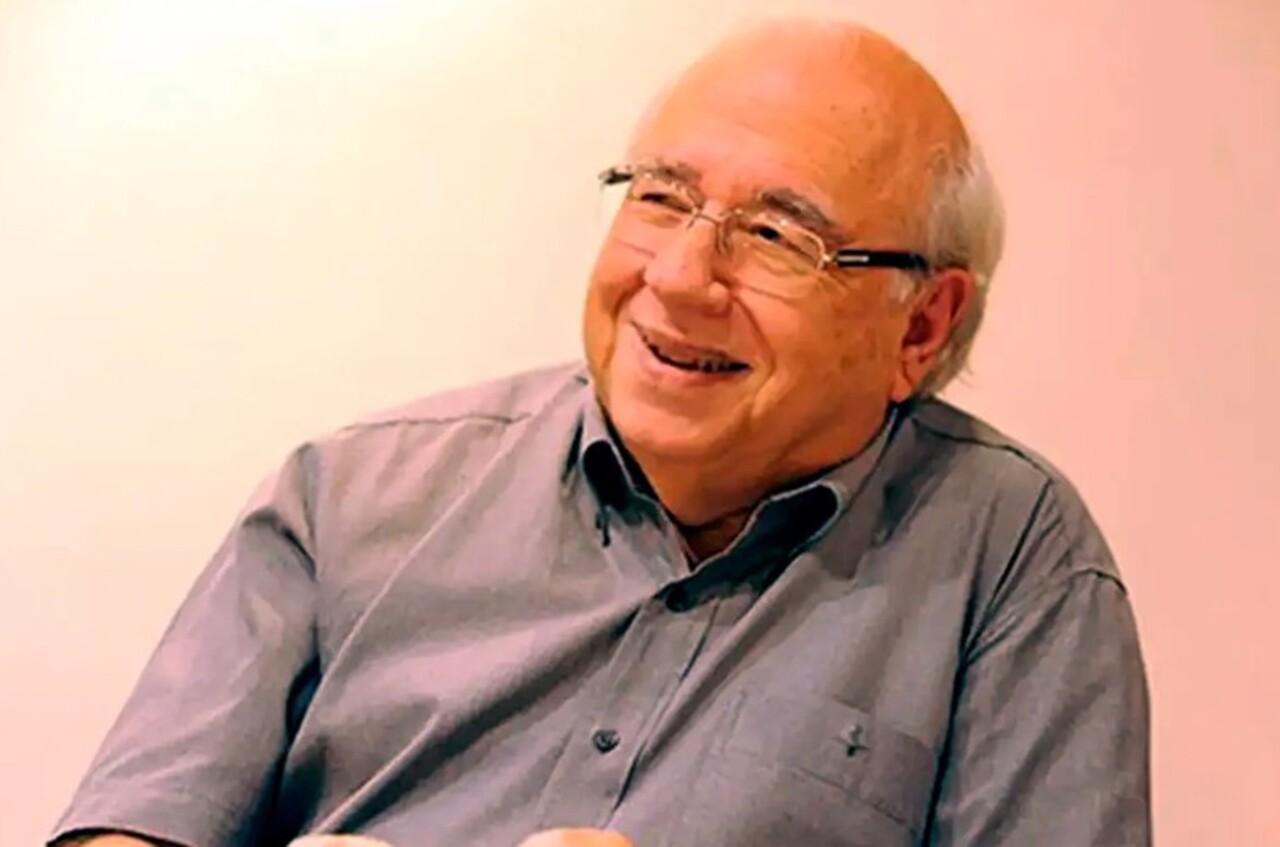 O dia 30 de agosto de 2026 marcou um ano da morte de Luis Fernando Verissimo, um dos mais importantes cronistas brasileiros. O escritor morreu em 2025, aos 88 anos, em Porto Alegre, após complicações decorrentes de uma pneumonia. Filho do também escritor Érico Verissimo, ele construiu uma trajetória própria e se tornou referência na literatura brasileira. Ao longo de mais de seis décadas, destacou-se pelo humor, pela ironia e pela observação do cotidiano.
 -  (crédito: Unesp/Divulgação)