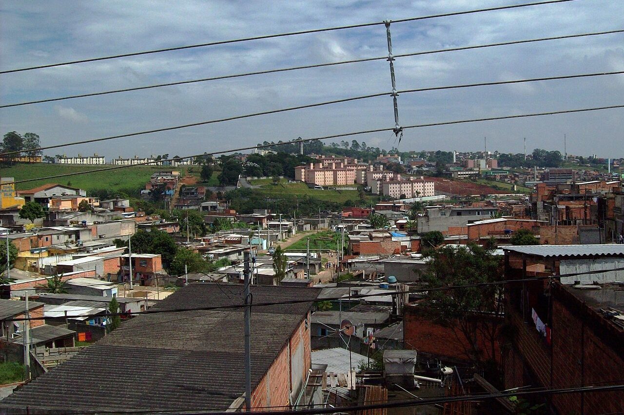 A iniciativa também alcançou o Brasil durante o contexto da Guerra Fria, com a chegada de religiosos estrangeiros a cidades industriais e áreas periféricas. Em Osasco, por exemplo, a Vila Yolanda se tornou um dos espaços analisados pela pesquisadora. 