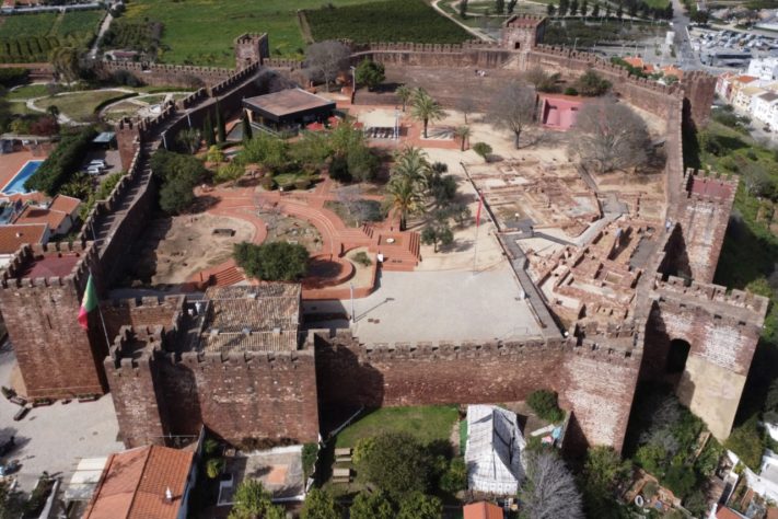 Vista aérea mostra o pátio interno, as muralhas e as áreas arqueológicas do Castelo de Silves – Wikimedia Commons/Bextrel