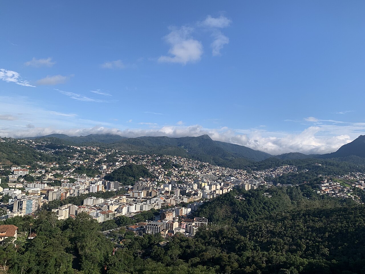 A natureza é um dos atrativos de Nova Friburgo, que reúne paisagens montanhosas e áreas de Mata Atlântica. Trilhas, rios e cachoeiras oferecem diferentes possibilidades de passeio e contato com o verde. Entre os espaços de lazer do município está o Parque Municipal Juarez Frotté, no bairro Cascatinha.
