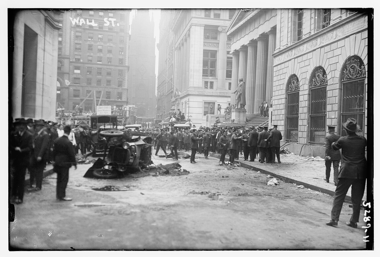 Imagem de atentado em Wall Street no ano de 1920, que envolveu uma carroça-bomba - Domínio Público/Wikimedia Commons