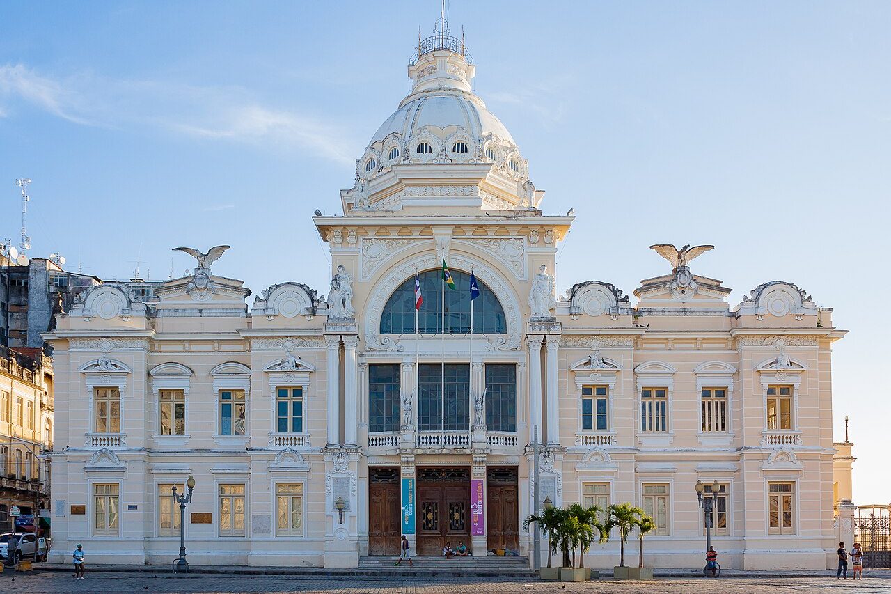 Sede do poder político colonial em Salvador desde o século 16, o emblemático Palácio Rio Branco passará por um ambicioso projeto de restauração e adaptação comercial. Com investimentos previstos na casa dos R$ 250 milhões, o monumento abrigará o Hotel Allard, um empreendimento de alto padrão com 90 acomodações exclusivas. -  (crédito: Wikimedia Commons/Webysther)