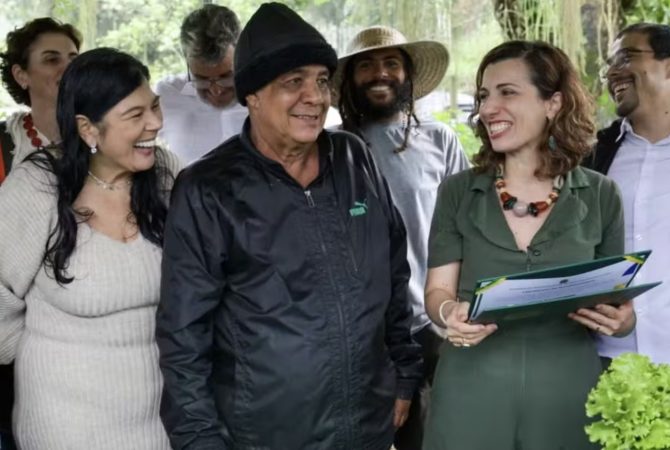 Zeca Pagodinho recebe título de ‘embaixador da agricultura urbana’ por projeto social desenvolvido na Baixada Fluminense