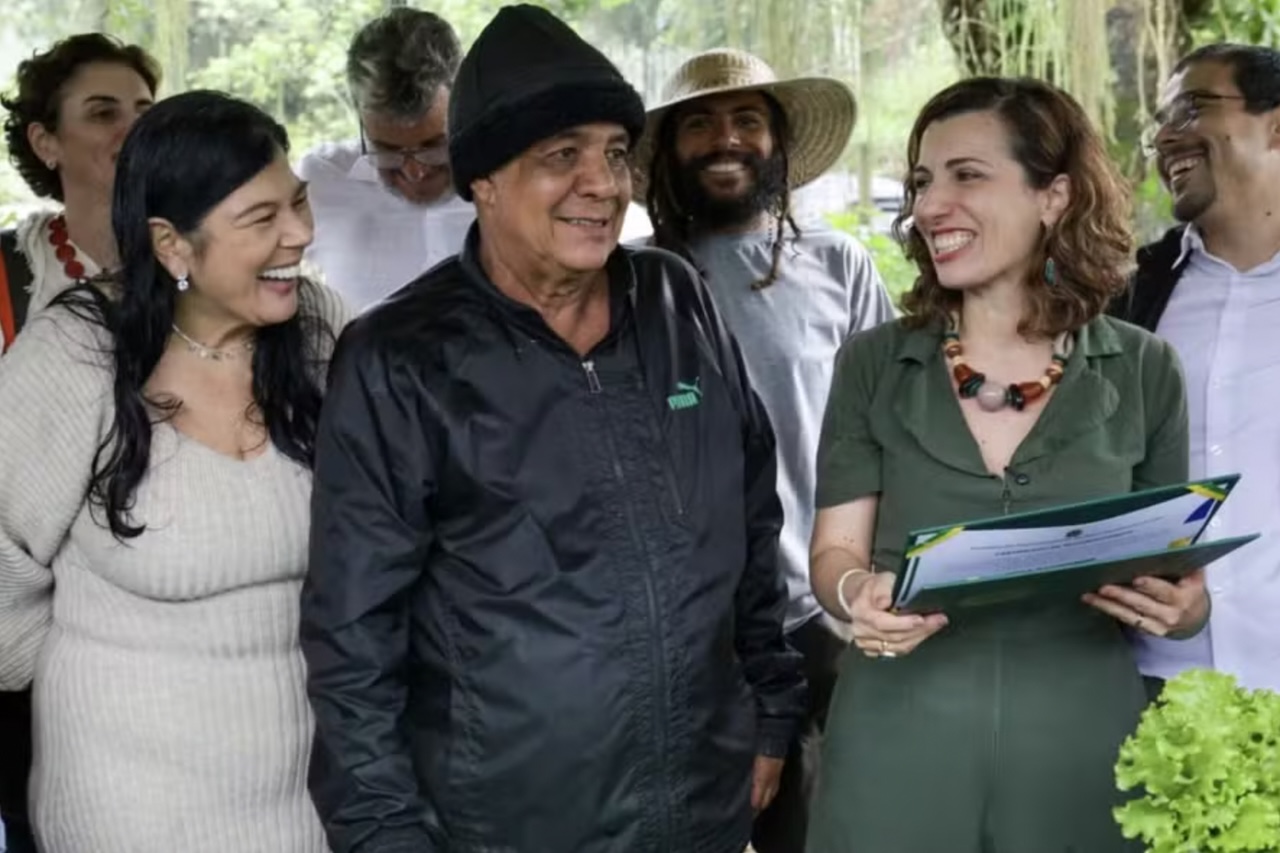 O cantor Zeca Pagodinho recebeu do governo federal o título de Embaixador da Agricultura Urbana e Periurbana. A honraria foi dada durante uma visita da ministra do Desenvolvimento Agrário e Agricultura Familiar, Fernanda Machiaveli, à Horta Urbana Xerém I, em Duque de Caxias, no dia 15 de setembro. -  (crédito: Juliana Verdan/Divulgação)