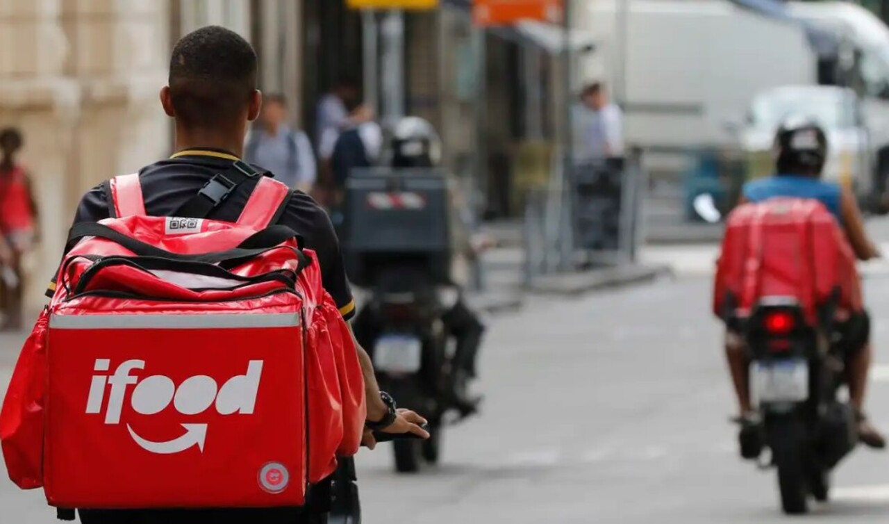 O número de brasileiros que têm plataformas digitais como principal meio de trabalho cresceu 36,8% entre 2022 e 2025, segundo dados divulgados pelo IBGE em 4 de setembro de 2026. O contingente passou de 1,3 milhão para 1,8 milhão de pessoas no período. Isso representa cerca de 500 mil trabalhadores a mais em apenas três anos. Somente entre 2024 e 2025, o avanço registrado foi de 9,1%. Os dados mostram a expansão das plataformas na organização do mercado de trabalho.
 -  (crédito: Fernando Frazão/Agência Brasil)