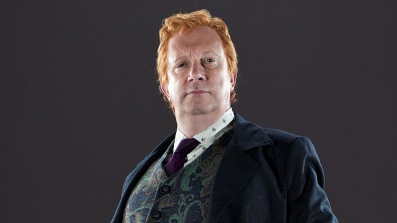 Arthur Weasley é o patriarca da família Weasley na saga de Harry Potter, escrita por J.K. Rowling, e pai de Rony, Gina, Fred, George, Percy, Bill e Charlie. Nos oito filmes da franquia, o personagem foi interpretado pelo ator Mark Williams, que estreou no papel em “Harry Potter e a Câmara Secreta”. Arthur trabalha no Ministério da Magia, no Departamento de Mau Uso dos Artefatos dos Trouxas e é conhecido por seu fascínio por objetos e costumes trouxas.

