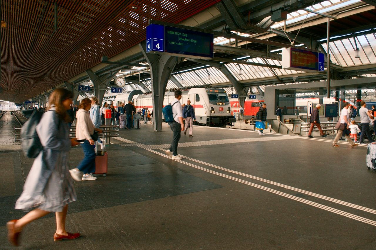 A Suíça é frequentemente apontada como referência mundial em transporte público, resultado de uma rede que combina planejamento, frequência, integração e pontualidade. O principal destaque está na forma como diferentes meios funcionam como partes de um mesmo sistema, com trens, ônibus, barcos e ferrovias de montanha conectados por horários coordenados. -  (crédito: Bryan Dijkhuizen/Unsplash)