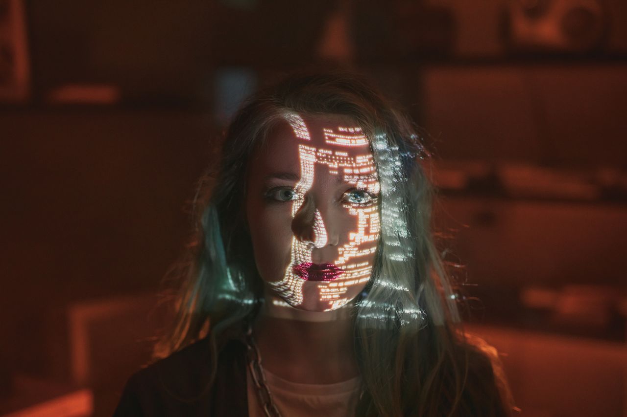 A tese aprovada pelo TSE estabelece o seguinte: “A caracterização do deep fake pressupõe conteúdo sintético produzido ou manipulado mediante inteligência artificial ou tecnologia equivalente dotado de grau de realismo ou verossimilhança e destinado a criar, reproduzir ou alterar imagem voz ou manifestação de pessoa viva falecida ou fictícia. A incidência de vedação ao emprego de deepfake pressupõe a caracterização do conteúdo como campanha eleitoral”. A norma vale mesmo quando houver autorização