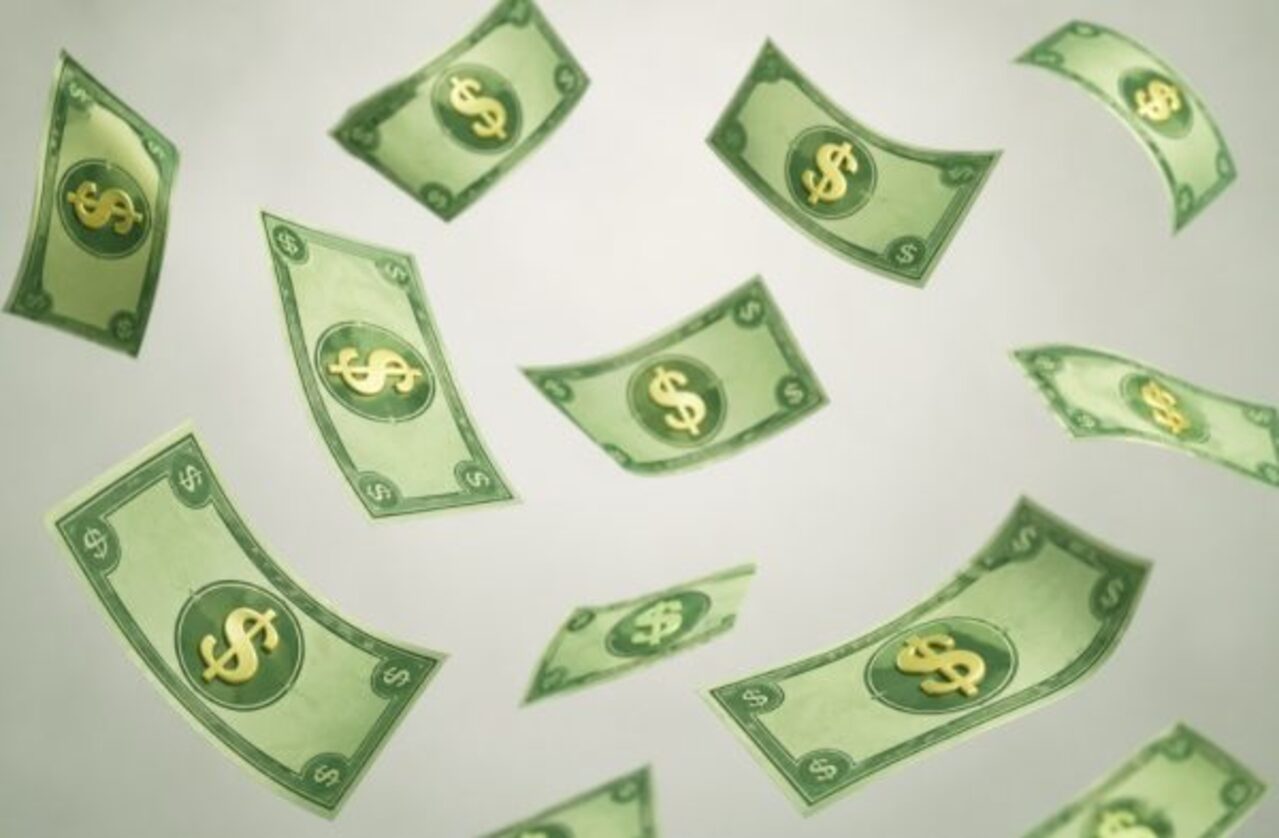 A posição de Klabin no levantamento da Forbes não se explica por uma atuação empresarial recente, mas por sua participação histórica nos negócios da família. Em 2026, ele aparece em 190º lugar entre os brasileiros mais ricos, 13 posições acima da colocação registrada no ano anterior. O movimento ocorreu apesar da redução estimada da fortuna, de R$ 1,8 bilhão para R$ 1,6 bilhão. A revista considera, para o cálculo, informações públicas sobre participações e ativos, que podem não representar todo 