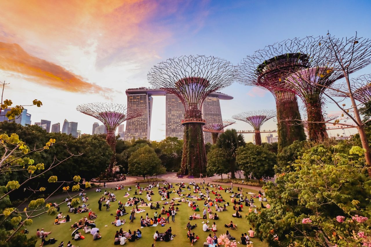Entre as medidas estão um auxílio de 10 mil dólares de Singapura (equivalente a US$ 7,8 mil) para bebês e benefícios maiores para famílias que utilizam creches em período integral. Com ações voltadas tanto à educação quanto à demografia, o país agora aposta em incentivos financeiros para enfrentar mudanças no comportamento e nos hábitos da população.