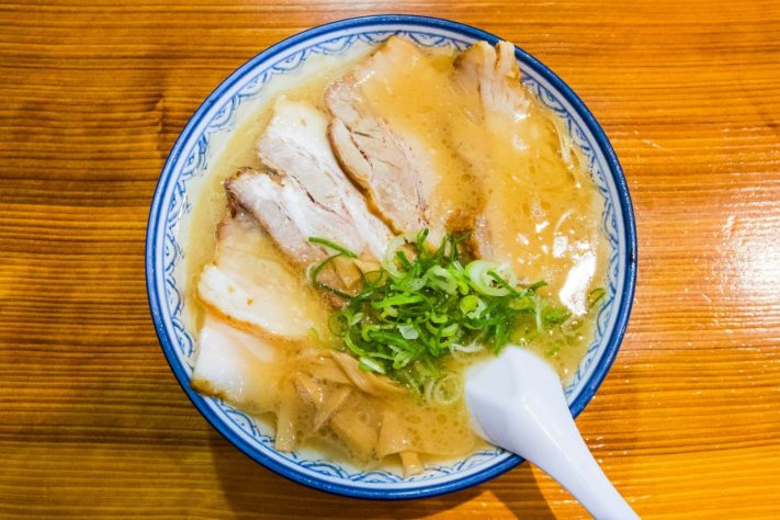As 10 melhores sopas/caldos do mundo em 2026 – Tonkotsu ramen (Japão) | Frank from 5 AM Ramen/Unsplash