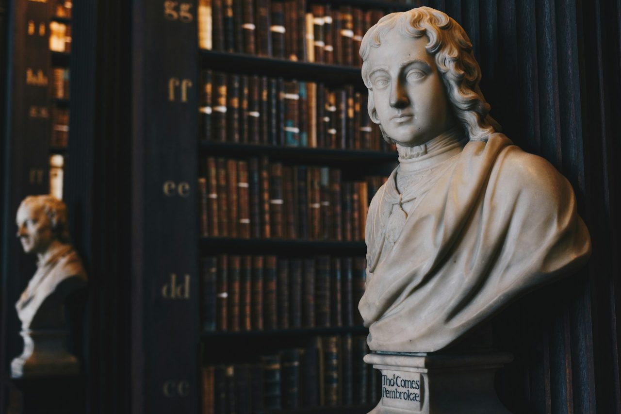 Apesar do prestígio, o Trinity College já passou por momentos turbulentos: no fim do século 17, durante os conflitos políticos e religiosos da Irlanda, a universidade chegou a ser fechada, e seus edifícios foram transformados em um quartel jacobita (associados às Revoltas Jacobitas ocorridas na Escócia). A biblioteca, porém, foi preservada na ocasião.