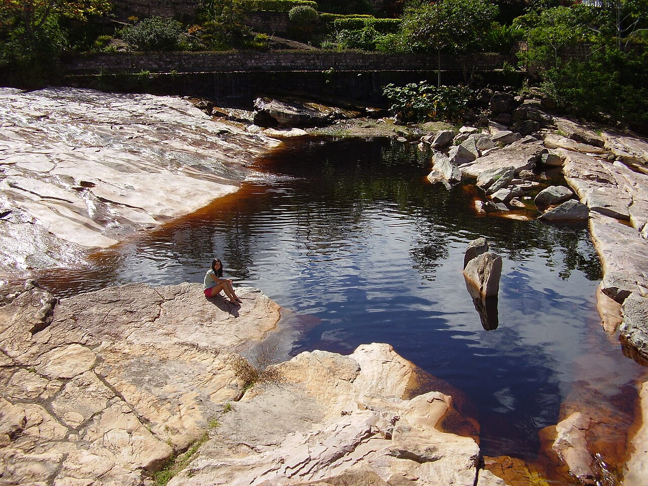 Lençóis é um dos exemplos mais conhecidos desse processo e teve seu conjunto arquitetônico e paisagístico tombado pelo Iphan em 1973. A cidade preserva construções relacionadas ao período de expansão da mineração.
