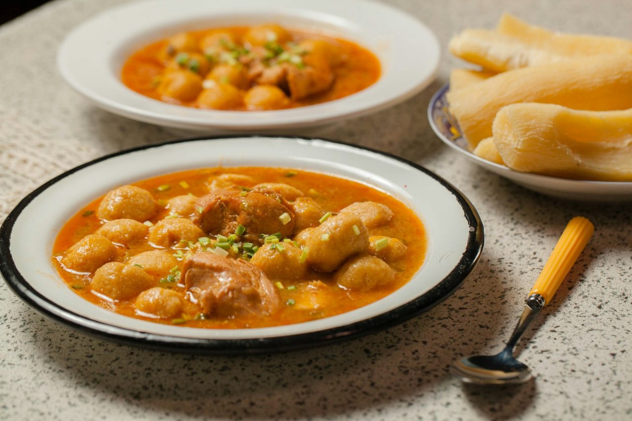 1º) Vori-vori (Paraguai): O vori-vori é uma sopa tradicional paraguaia preparada com caldo de carne ou frango, legumes e pequenas bolinhas de massa de milho e queijo. As bolinhas, chamadas vori-vori, dão ao prato sua principal característica e uma textura mais encorpada. A receita é associada à culinária caseira e às tradições de séculos passados do Paraguai.