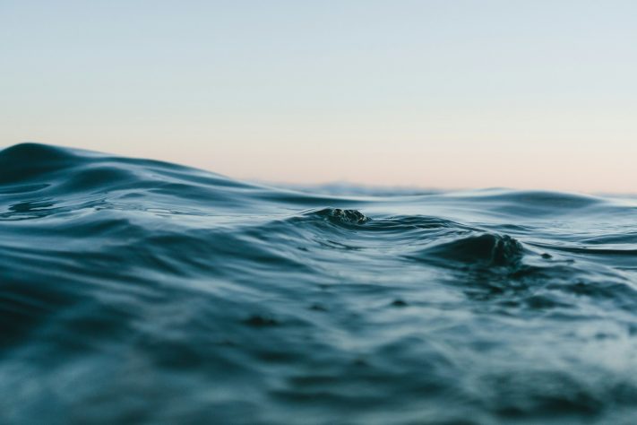 Oceano, foto neutra –  Matt Hardy/Unsplash