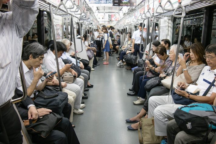 Pessoas usando o celular no metrô – Moritz/Pixabay
