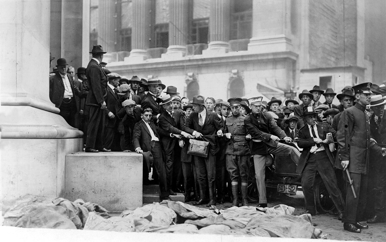 Wall Street, onde ocorreu o ataque, já ocupava uma posição central na economia americana na época. Localizada no sul de Manhattan, a rua havia se transformado, ao longo dos séculos, em símbolo do mercado financeiro dos Estados Unidos. Seu nome passou a representar não apenas aquela via, mas também bancos, empresas, investidores e instituições ligados ao sistema financeiro. O atentado, portanto, atingiu um dos principais símbolos do poder econômico americano.
